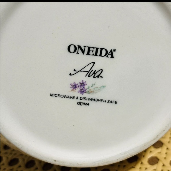 Oneida ‘Ava’ Floral Pattern China Pitcher 48oz - Picture 5 of 6